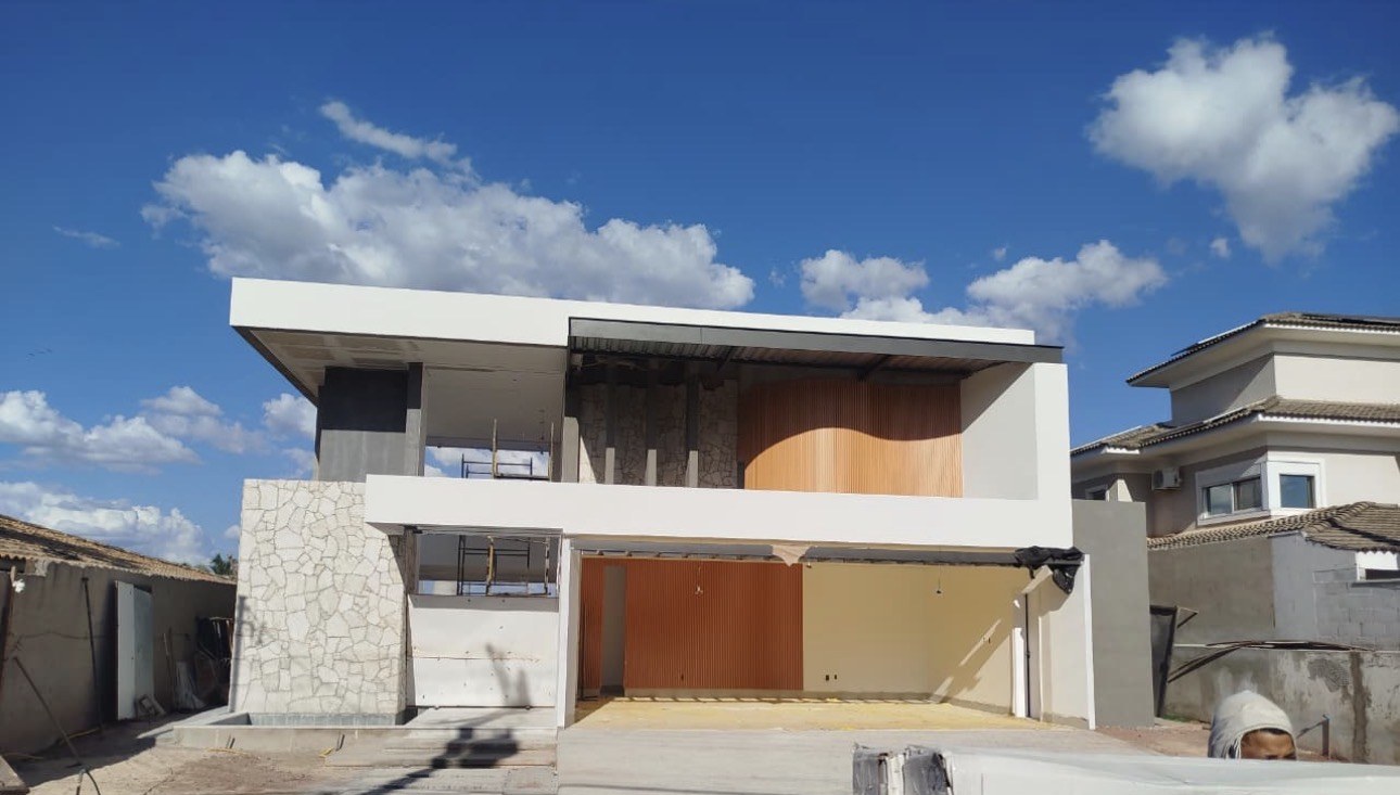 Fachada contemporânea da FR77 durante a fase de acabamento